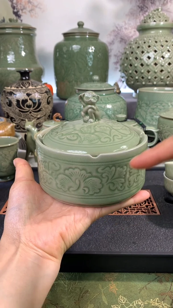 现代耀州窑青瓷刻花秦岭四宝烟火缸一只