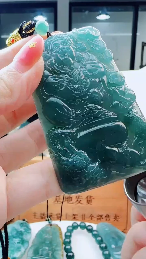翡翠未镶嵌颈饰多样性发货其中一件