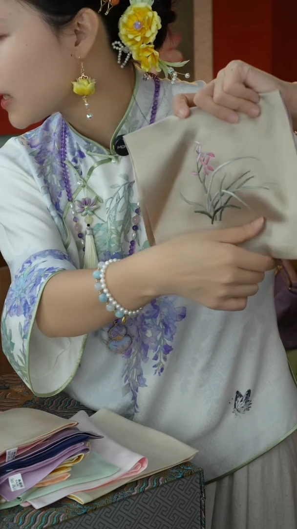 刺绣纯手工非遗国风饰品（花位随机介意勿拍）