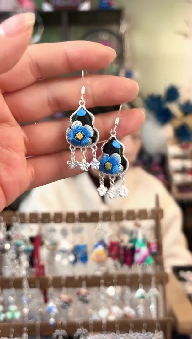 彩云南阁非遗老绣苗银饰品130