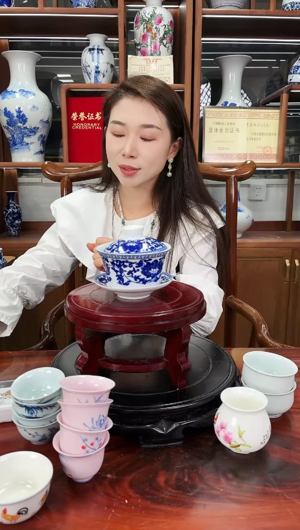 A13景德镇青花缠枝莲三才盖碗1只