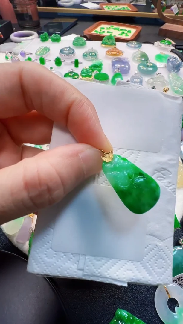 翡翠18K金镶嵌吊坠(不含链)800