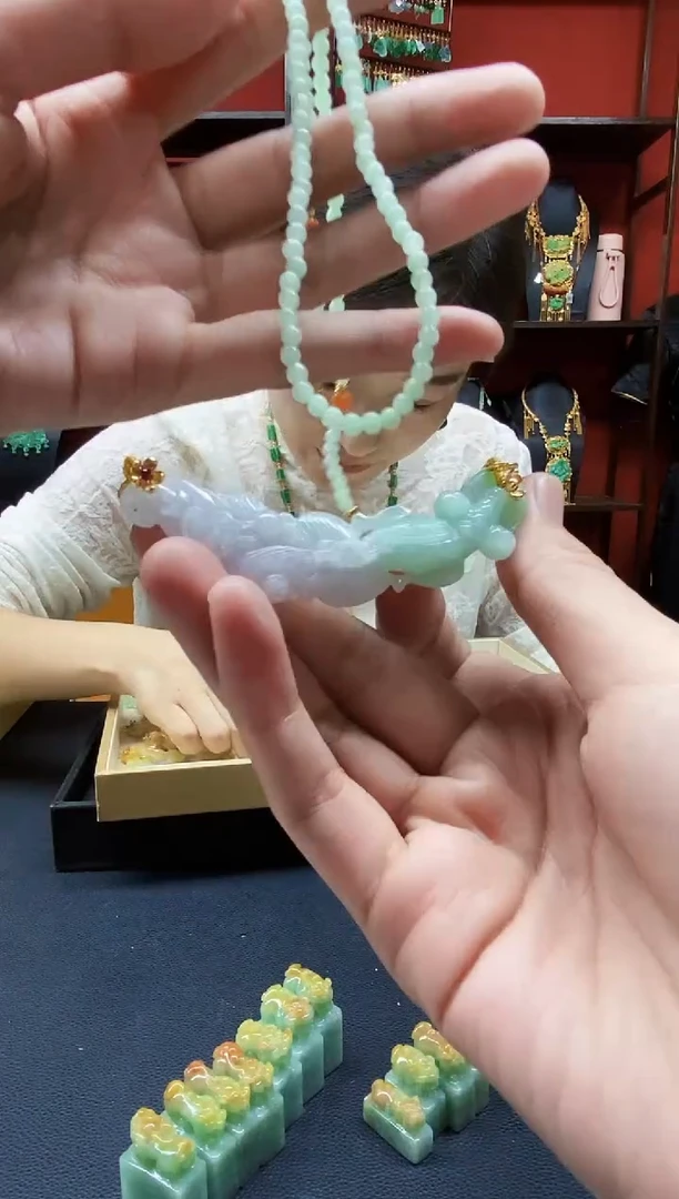 颈饰未镶嵌翡翠吊坠