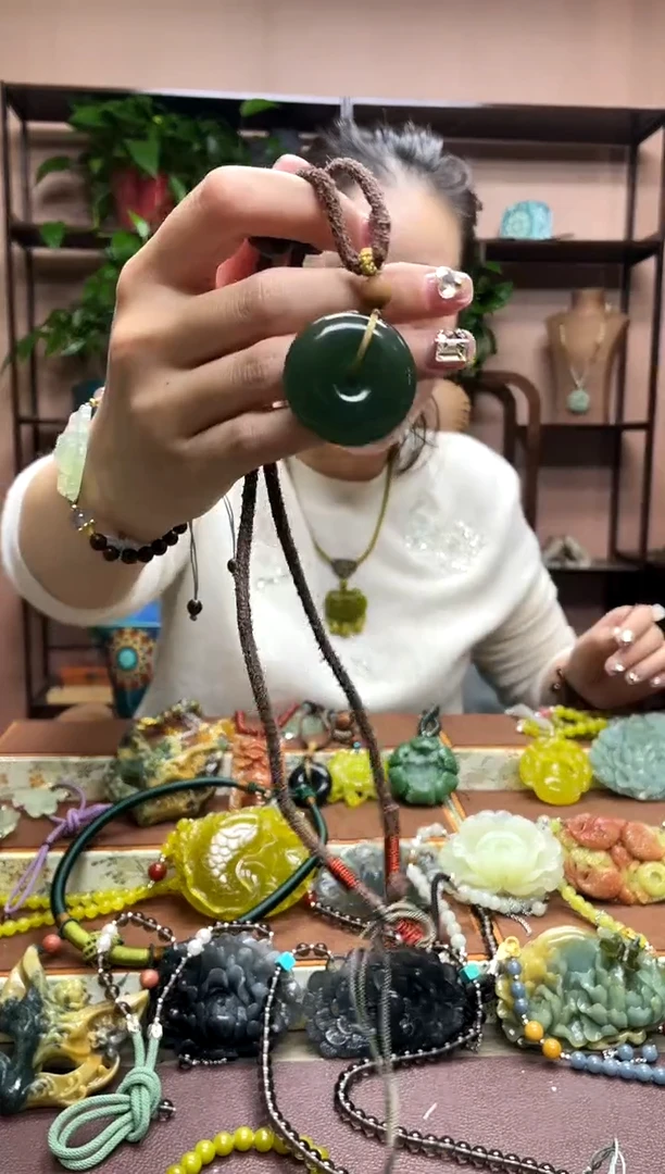 未镶嵌岫玉吊坠多样性发货发其中之一