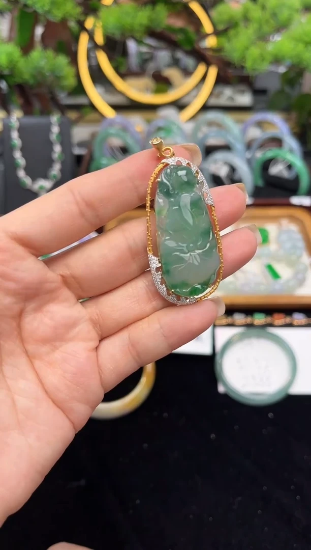 颈饰18K金镶嵌翡翠吊坠