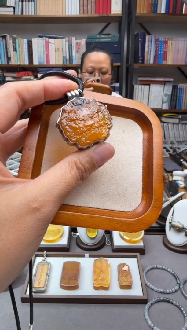 未镶嵌颈饰琥珀醒狮吊坠