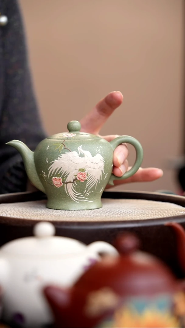 茶壶紫砂豆青砂美人肩泥绘白凤