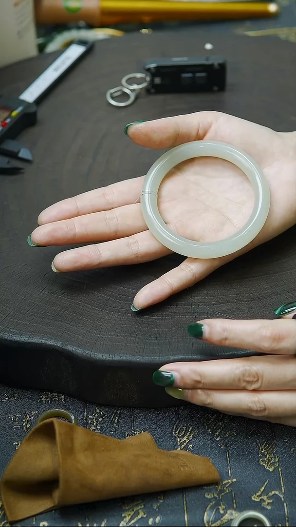 未镶嵌手镯和田玉59圈口 胖圆蜂蜜水晴水手镯