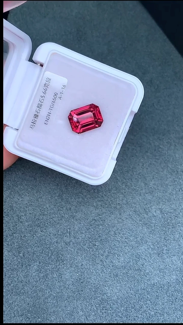 未镶嵌无石榴石5.66克拉