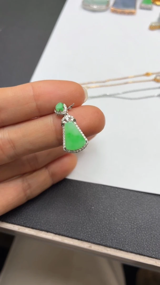 颈饰18K金镶嵌翡翠天然翡翠A货