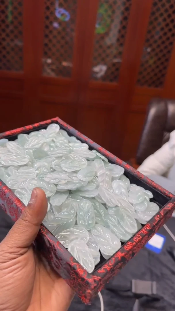 【闪购商品】翡翠手镯未镶嵌叶子挂件随机发一