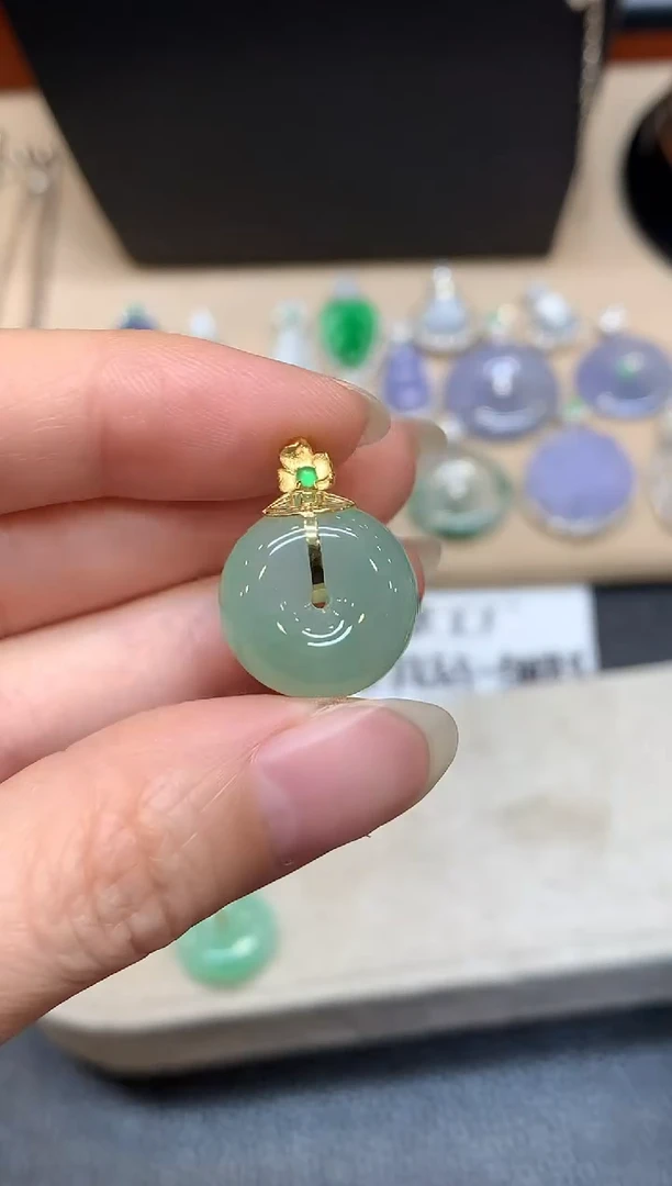 颈饰18K金镶嵌翡翠平安扣【无服务费