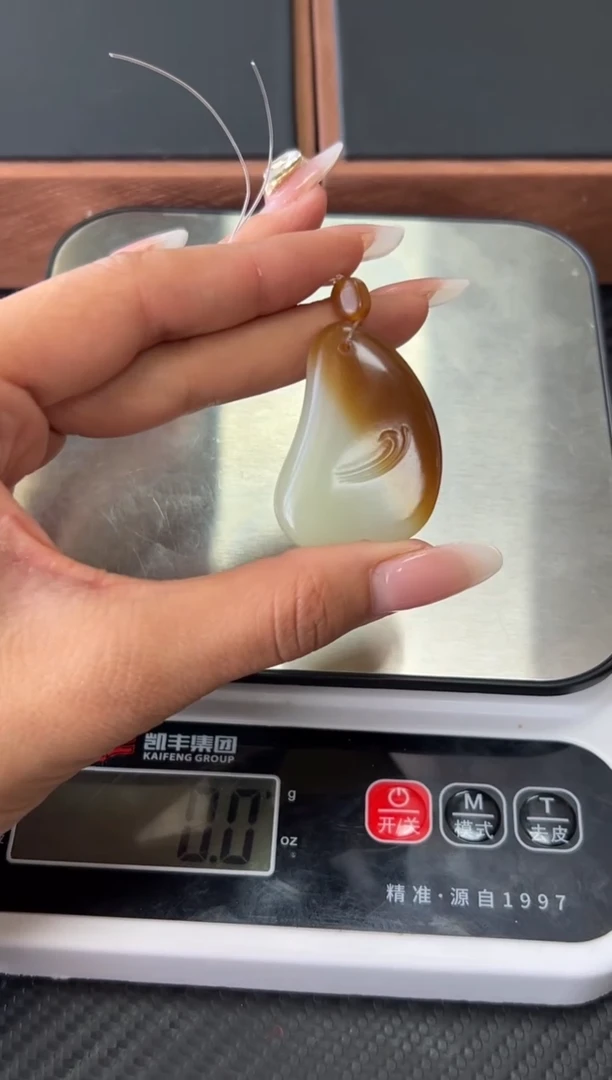 吊坠(赠链)未镶嵌和田玉若羌微色差吊坠