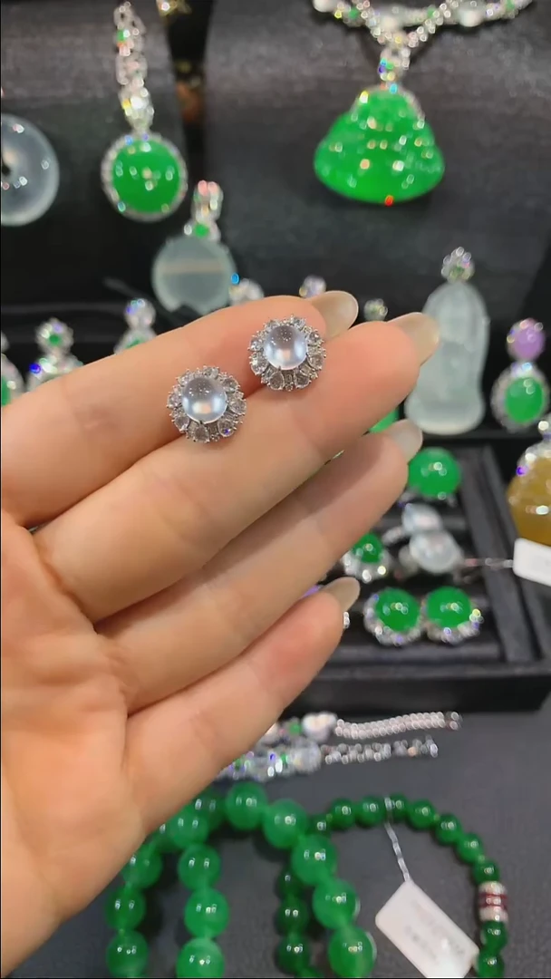 18K金镶嵌翡翠耳饰耳钉