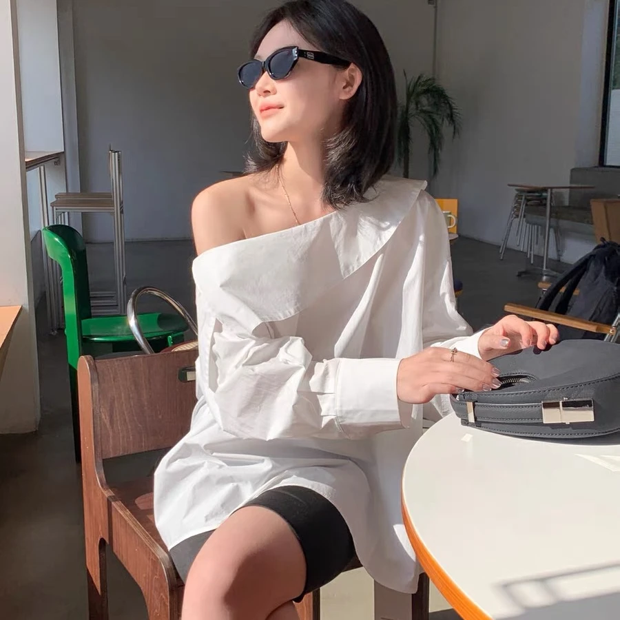 花园町简约风一字肩设计感衬衫女2025春新款韩版宽松斜肩休闲上衣