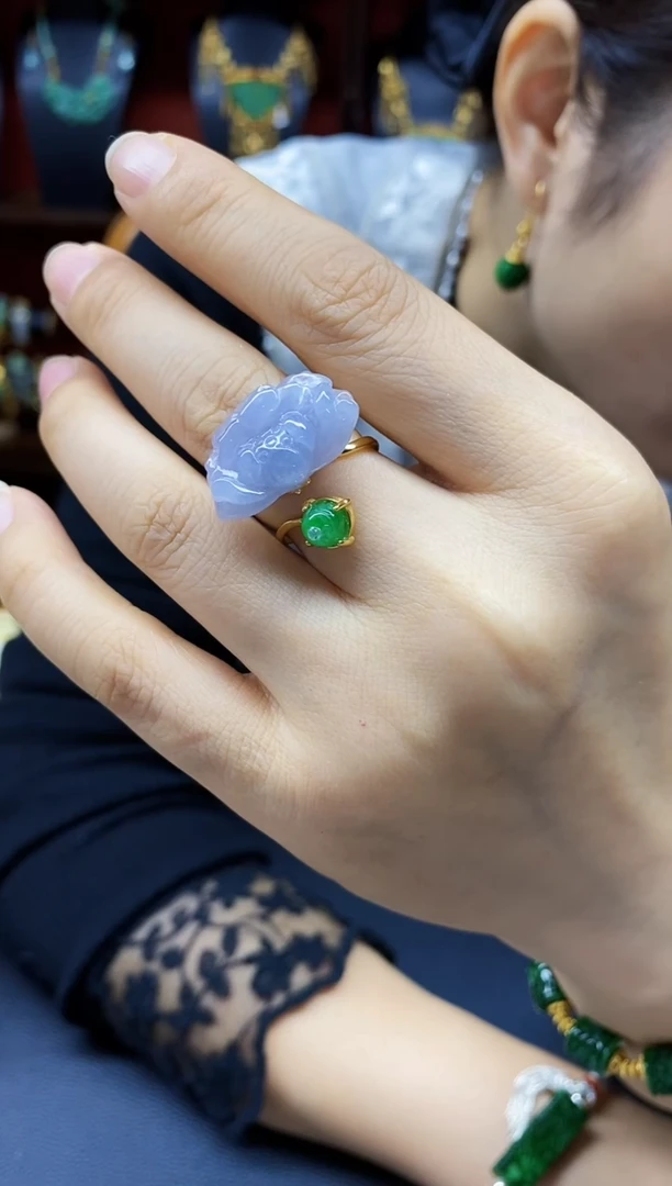 颈饰未镶嵌翡翠戒指