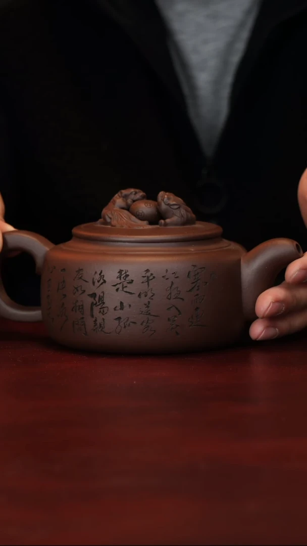 茶壶紫砂朱水娟--手工--双狮戏球-