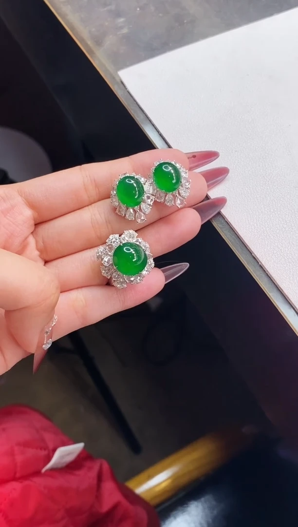 【闪购商品】翡翠颈饰18K金镶嵌蛋面耳钉戒指