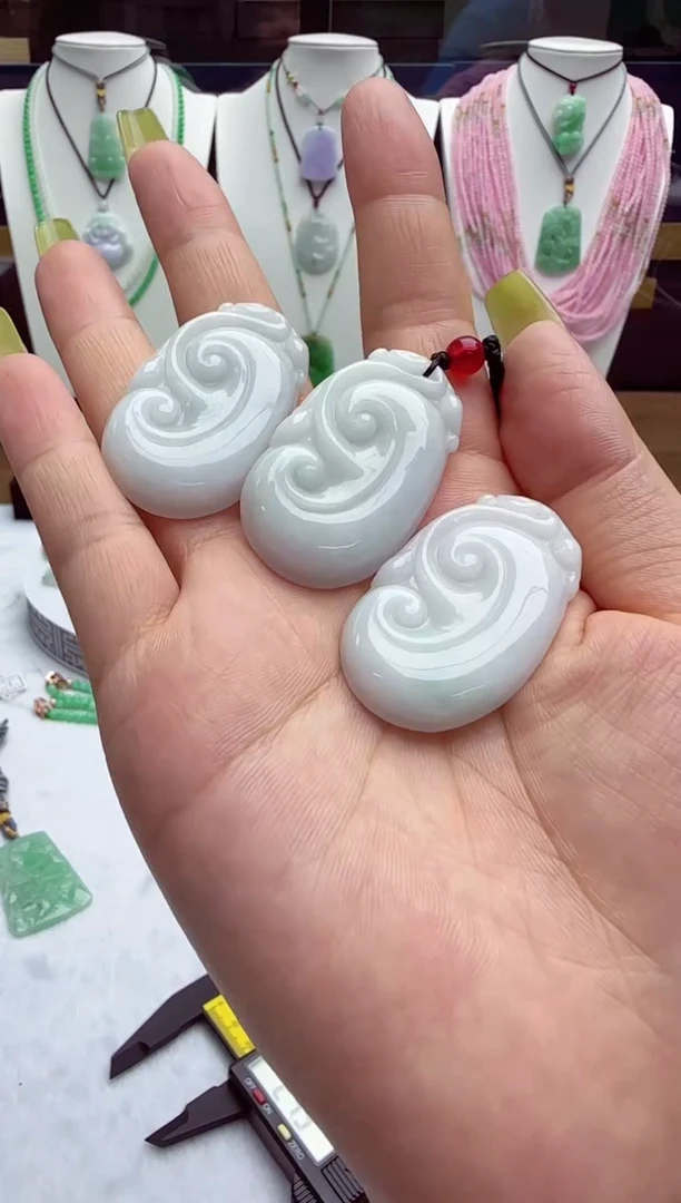 翡翠未镶嵌颈饰多样性发其一