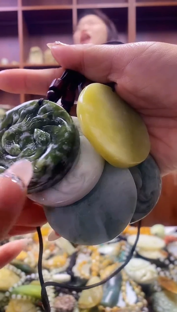 未镶嵌蛇纹石玉吊坠多样性发其中之一