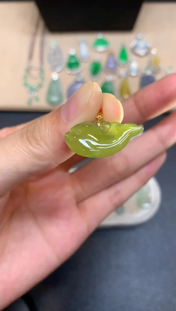 颈饰18K金镶嵌翡翠金鱼【无服务费