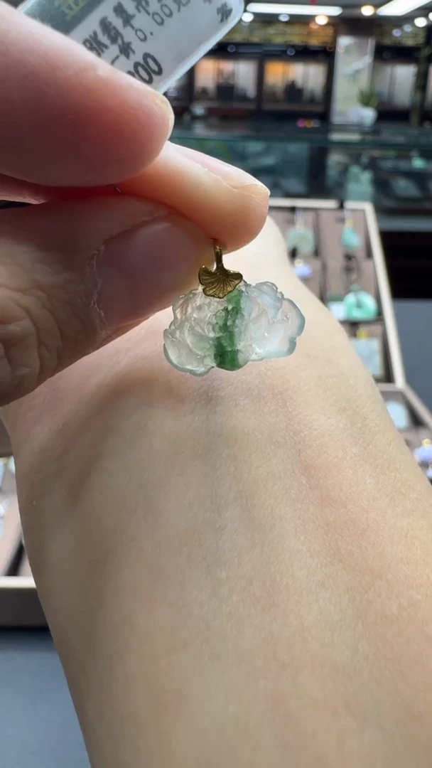 颈饰18K金镶嵌翡翠莲花