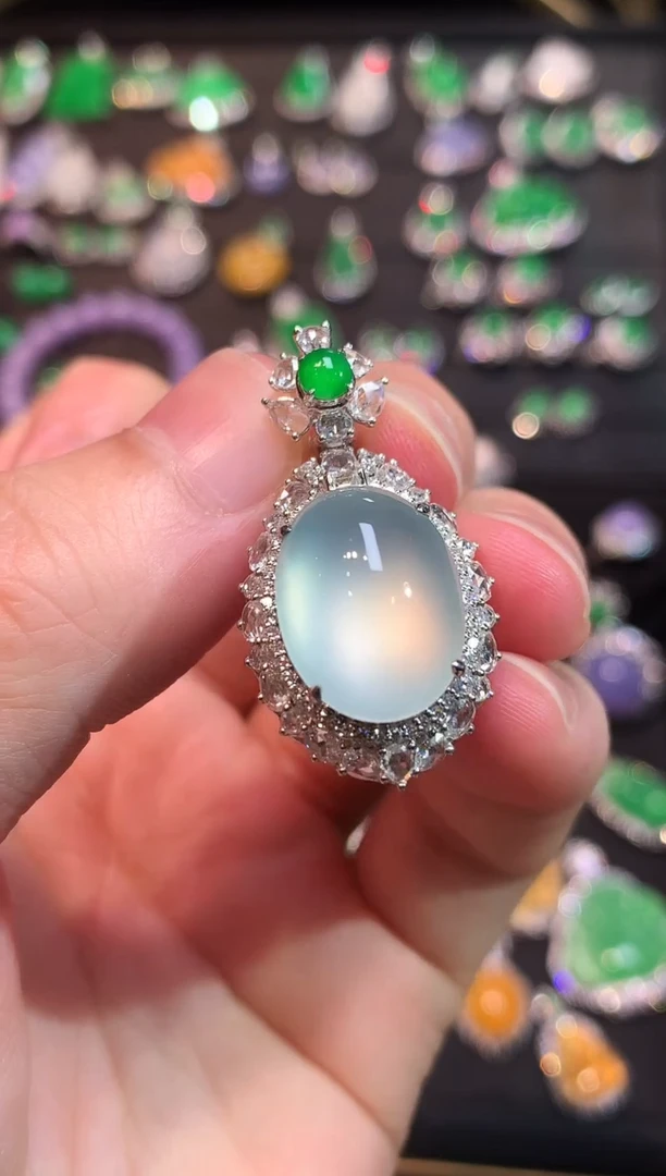 吊坠(赠链)18K金镶嵌翡翠玻璃种茅台白蛋面吊坠