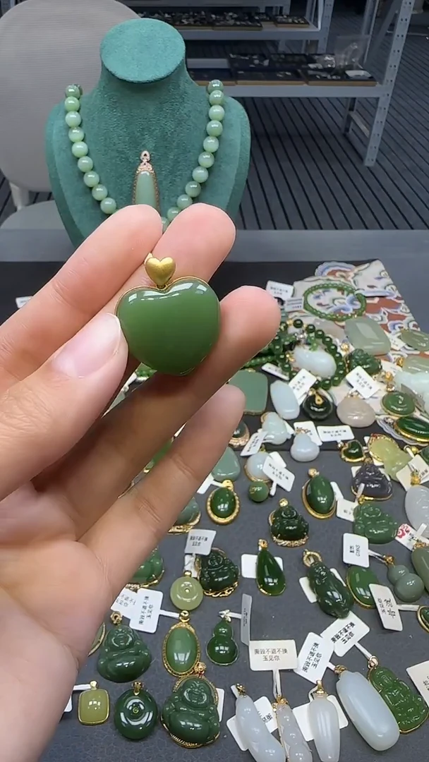 18K金镶嵌和田玉挂件1