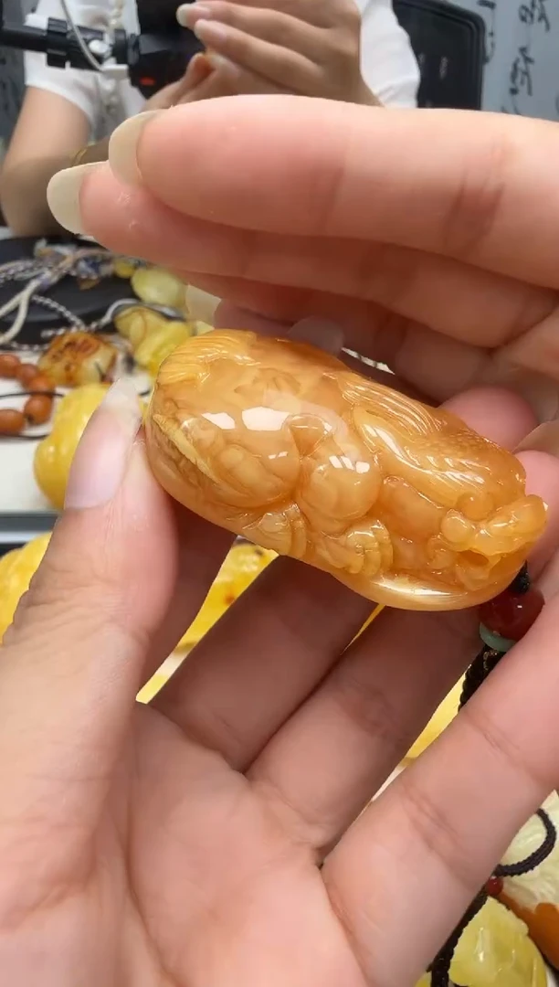 未镶嵌琥珀裸石如图