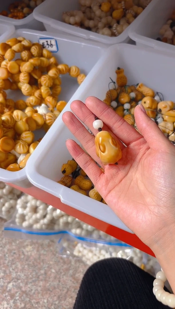 吊坠菩提根/象牙果黄色趴趴兔挂件