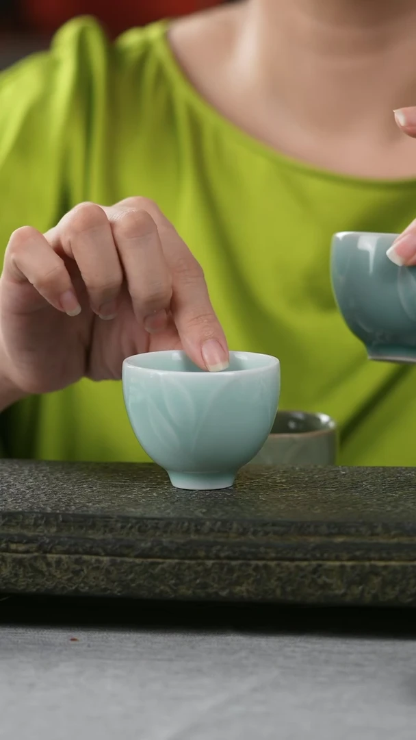 粉青釉枝叶鸡心杯