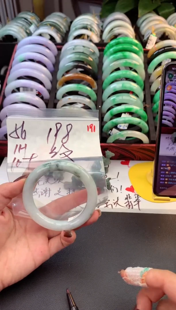 未镶嵌定制翡翠毛货需精细抛光+多人