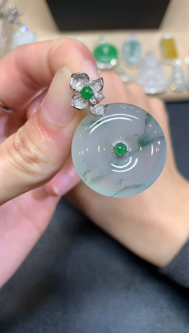 【闪购商品】翡翠颈饰18K金镶嵌平安扣【无服务费】