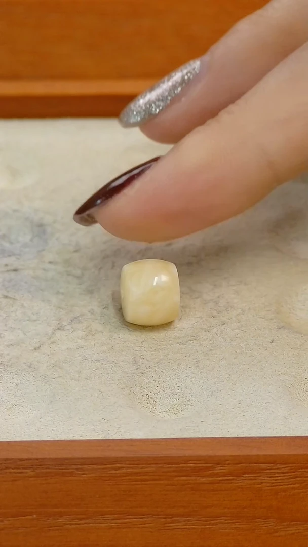 【闪购商品】蜜蜡裸石未镶嵌俄料直切9.4*7.8mm0.491克