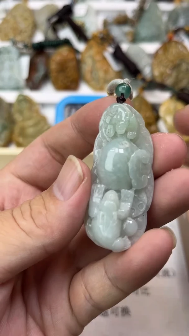 颈饰未镶嵌翡翠求**得天然翡翠