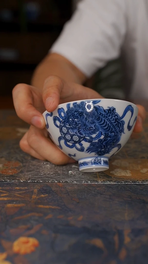 杯水造青花双狮滚绣球鸡心杯
