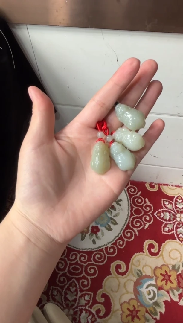 【闪购商品】和田玉吊坠(赠链)未镶嵌且末微色差近矿吊坠多样性发货