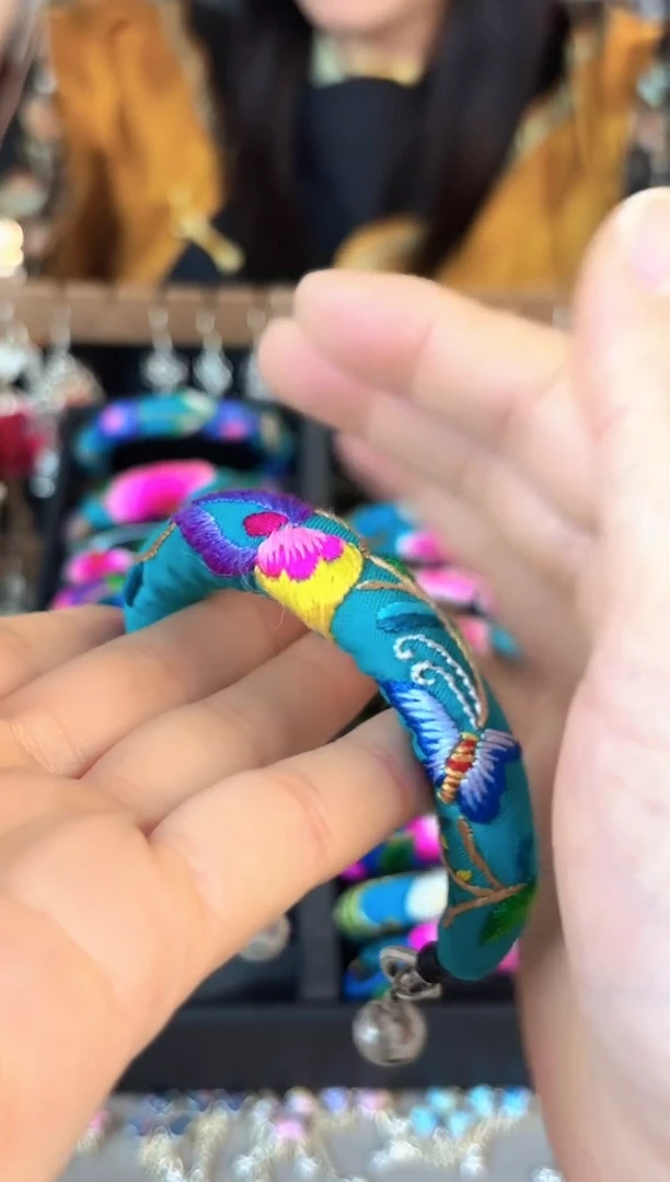 云织瑶非遗老绣饰品272*