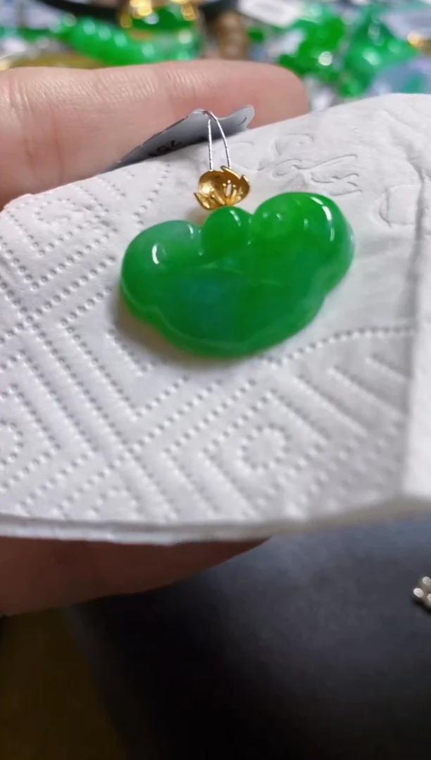 颈饰18K金镶嵌翡翠如意