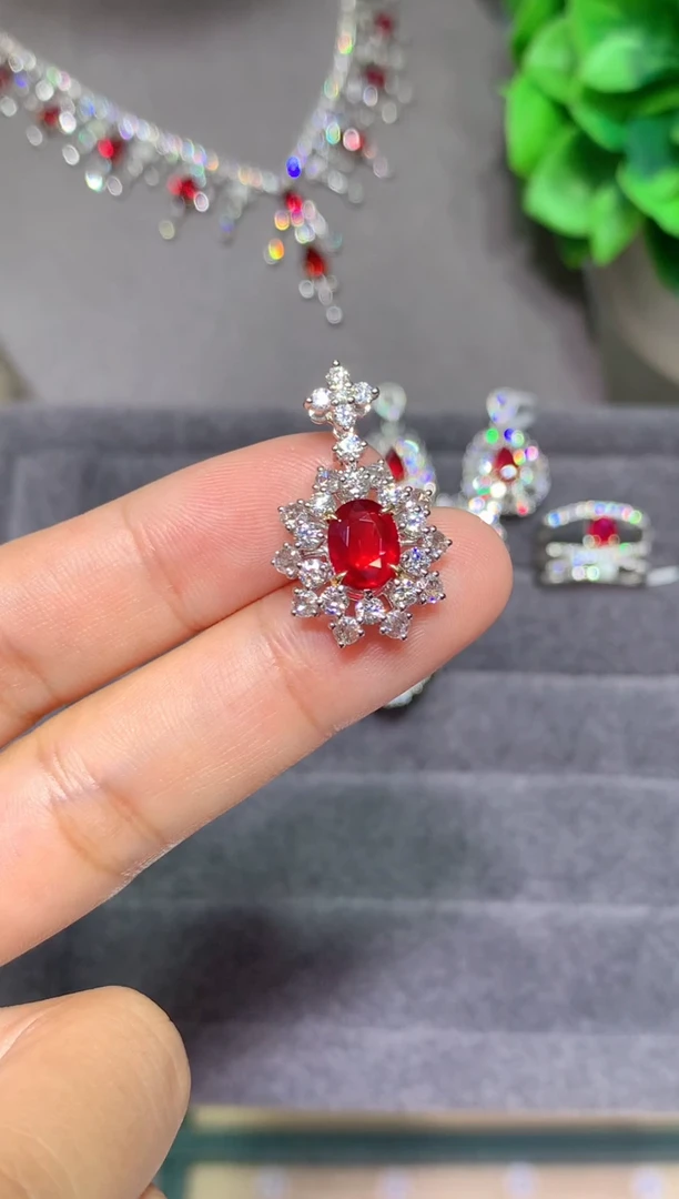 吊坠(不含链)18K金镶嵌红宝石1.38ct 无烧鸽血红