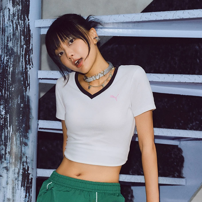 彪马女子修身V领印花短袖T恤 BEHIND THE GREEN 633073-02