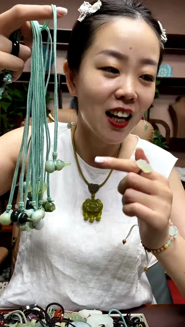 岫玉未镶嵌吊坠多样性发货发其中之一