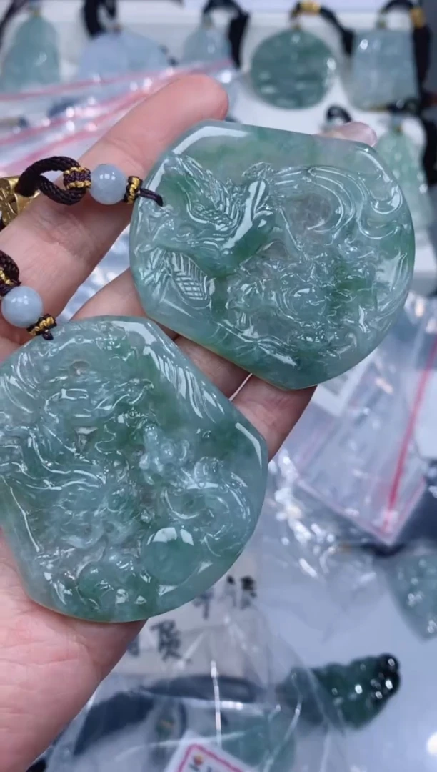 颈饰未镶嵌翡翠吊坠 一对
