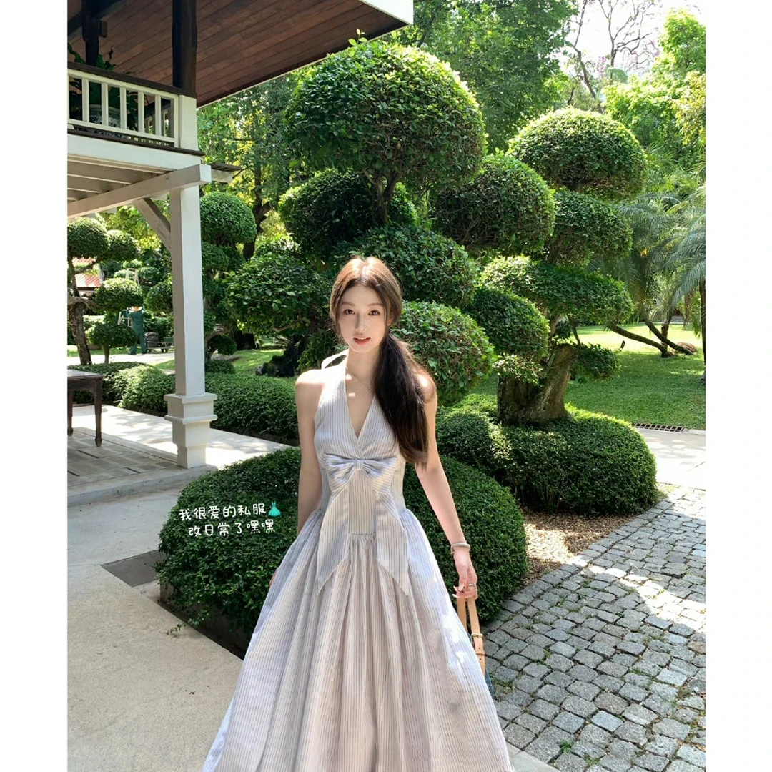 法式蝴蝶结条纹白色连衣裙女2024年新款设计感挂脖V领收腰A字裙潮