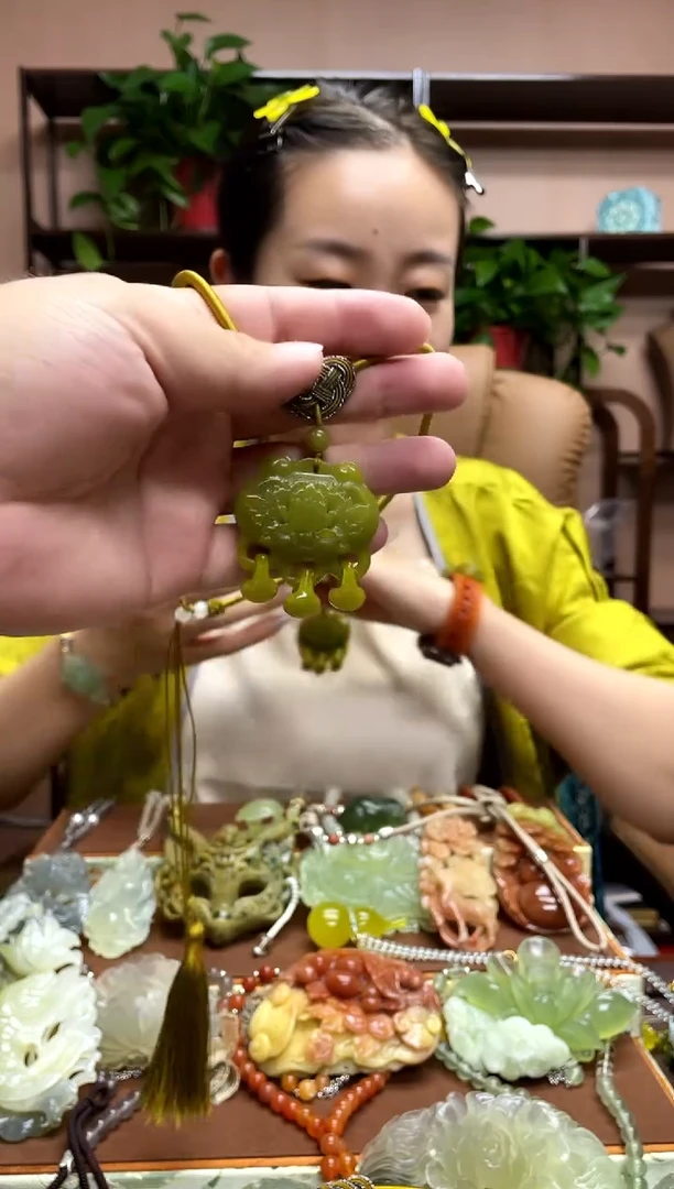 未镶嵌蛇纹石玉颈饰多样性发货发其中之一