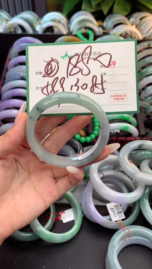 未镶嵌定制翡翠毛货需精细抛光+多人