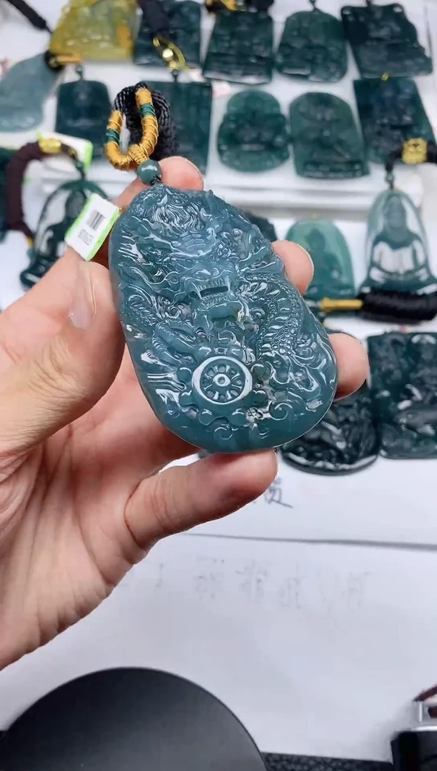 颈饰未镶嵌翡翠