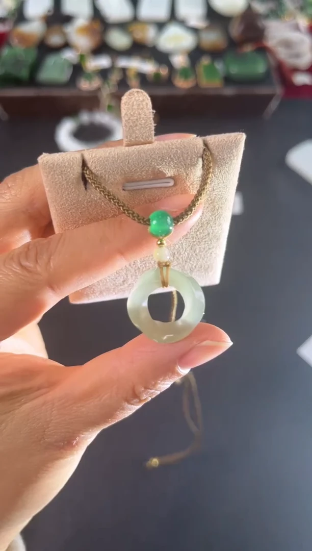 颈饰未镶嵌和田玉吊坠