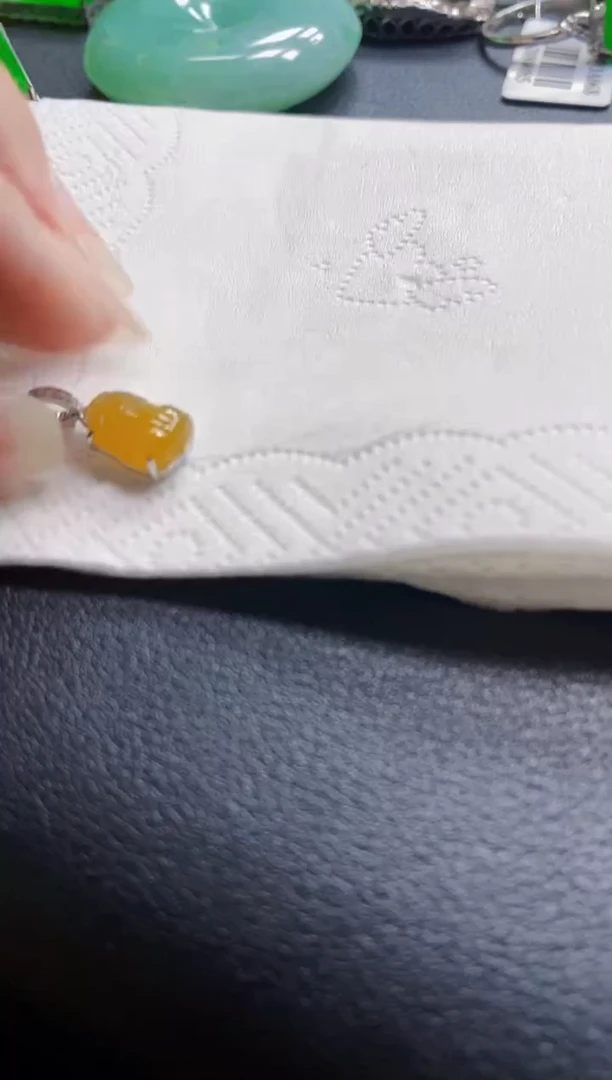 翡翠18K金镶嵌颈饰貔貅