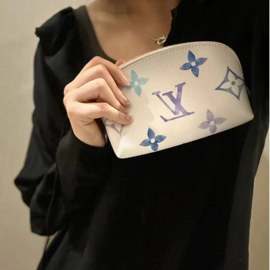 99新 LV 白色拼蓝色老花 手拿包